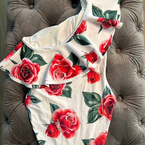 Elegant one-shoulder Onia swimsuit with a vibrant floral rose print. - Picture 5 of 6